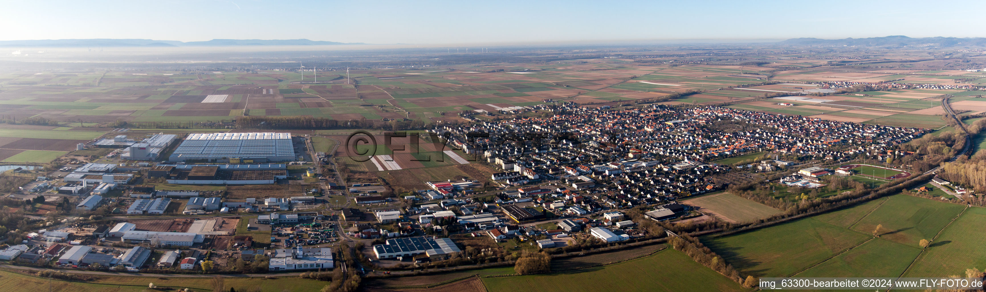 Vue aérienne de Panorama - vue en perspective des rues et des maisons des quartiers résidentiels à le quartier Offenbach in Offenbach an der Queich dans le département Rhénanie-Palatinat, Allemagne