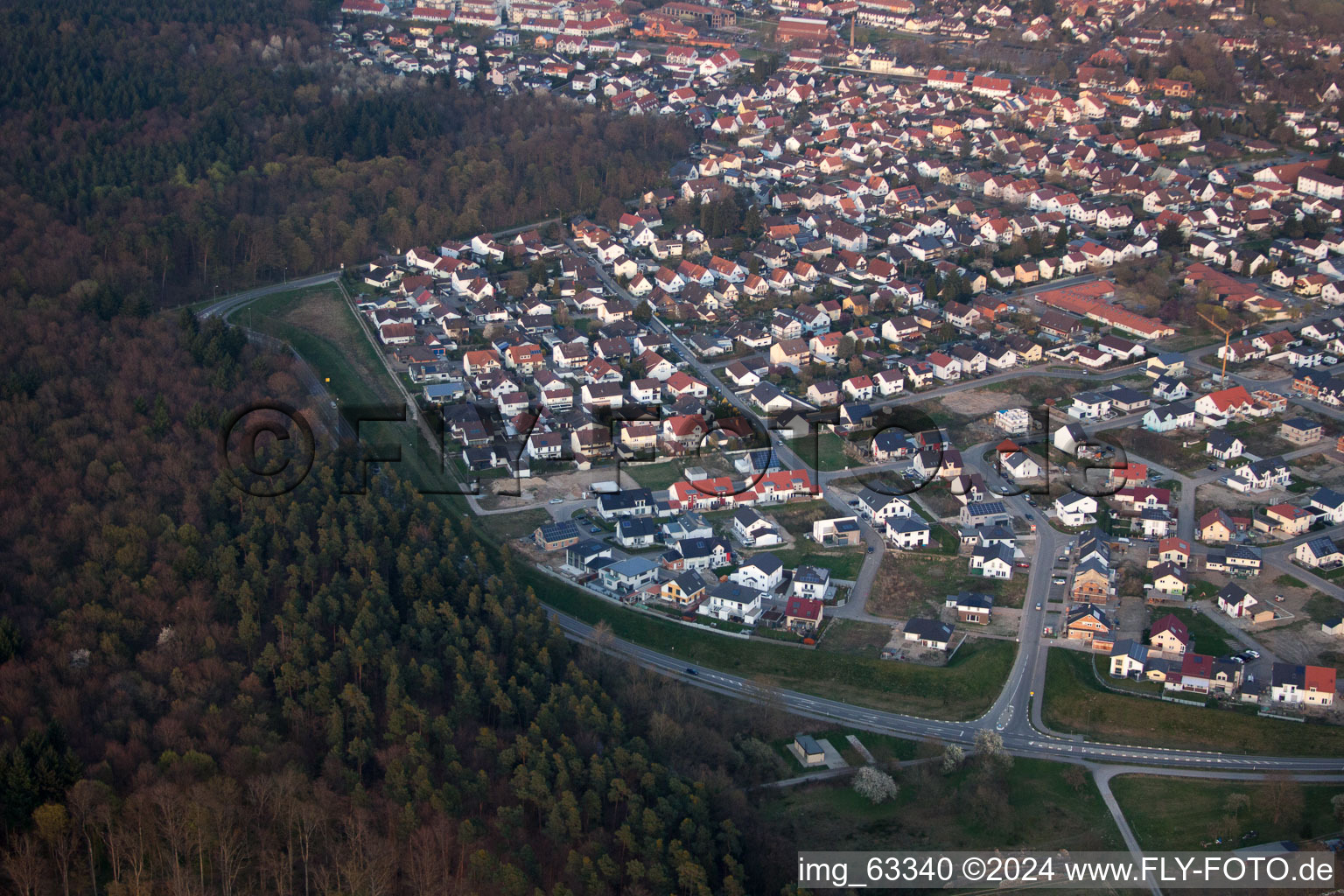 Jockgrim dans le département Rhénanie-Palatinat, Allemagne vu d'un drone