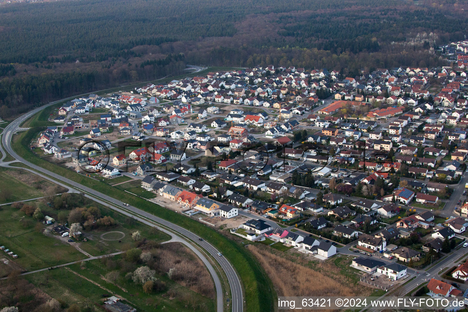 Jockgrim dans le département Rhénanie-Palatinat, Allemagne vu d'un drone