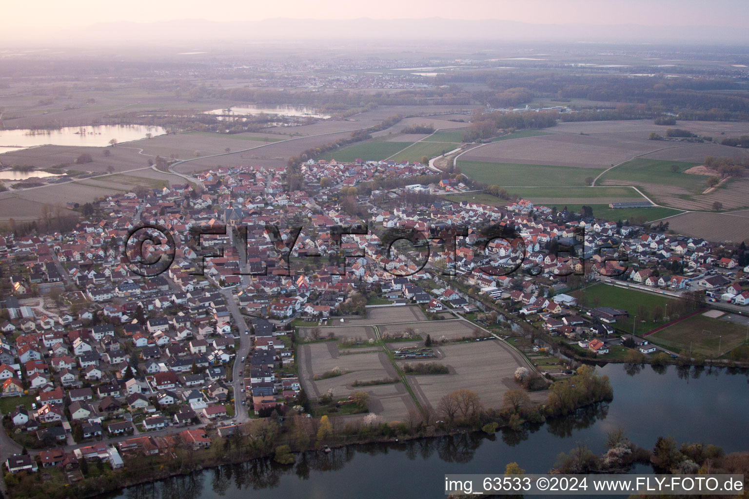 Leimersheim dans le département Rhénanie-Palatinat, Allemagne du point de vue du drone