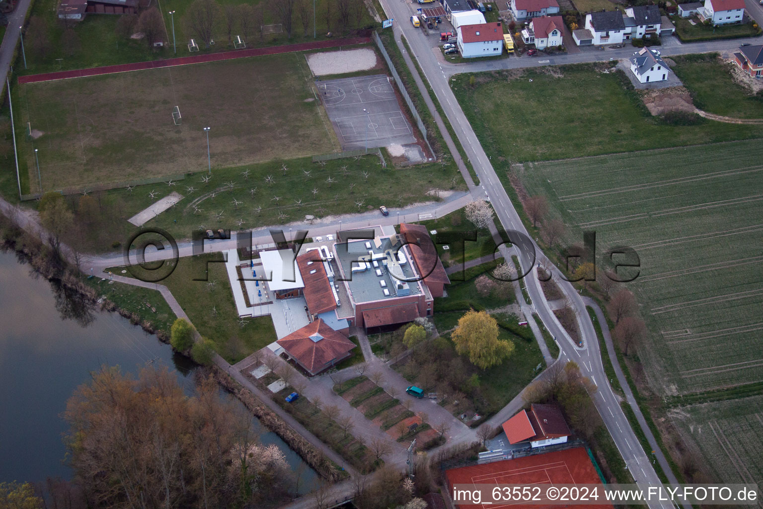 Vue d'oiseau de Leimersheim dans le département Rhénanie-Palatinat, Allemagne