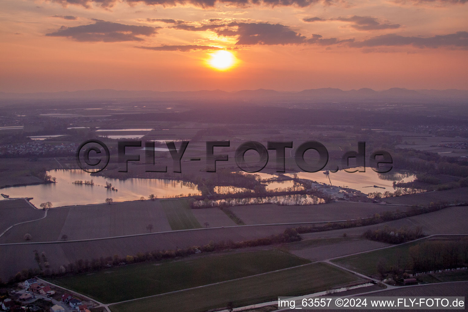 Vue aérienne de Le coucher de soleil sur le paysage avec un lac transforme le ciel en violet orange à Neupotz dans le département Rhénanie-Palatinat, Allemagne