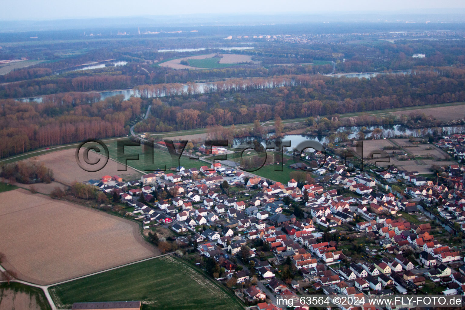 Leimersheim dans le département Rhénanie-Palatinat, Allemagne vu d'un drone