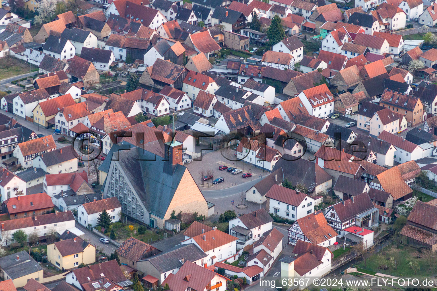 Vue aérienne de Bâtiment d'église au centre du village à Leimersheim dans le département Rhénanie-Palatinat, Allemagne