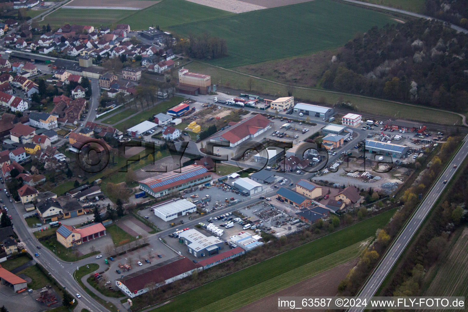 Rheinzabern dans le département Rhénanie-Palatinat, Allemagne du point de vue du drone