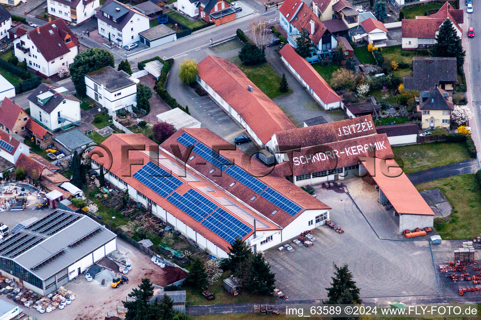 Vue aérienne de Site de l'usine Schnorr Keramik GmbH à Rheinzabern dans le département Rhénanie-Palatinat, Allemagne