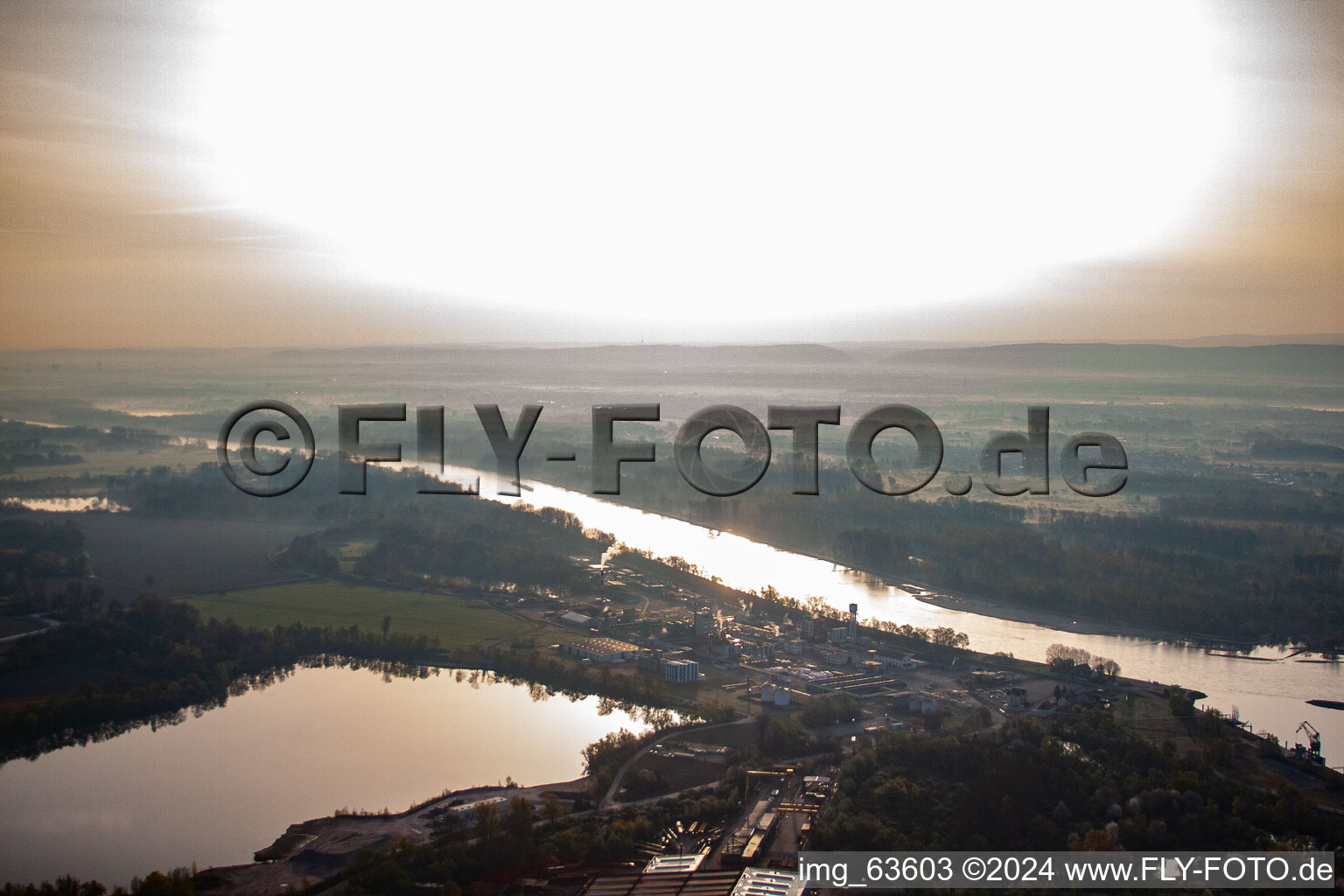 Vue aérienne de Bassin des Mouettes à Lauterbourg dans le département Bas Rhin, France