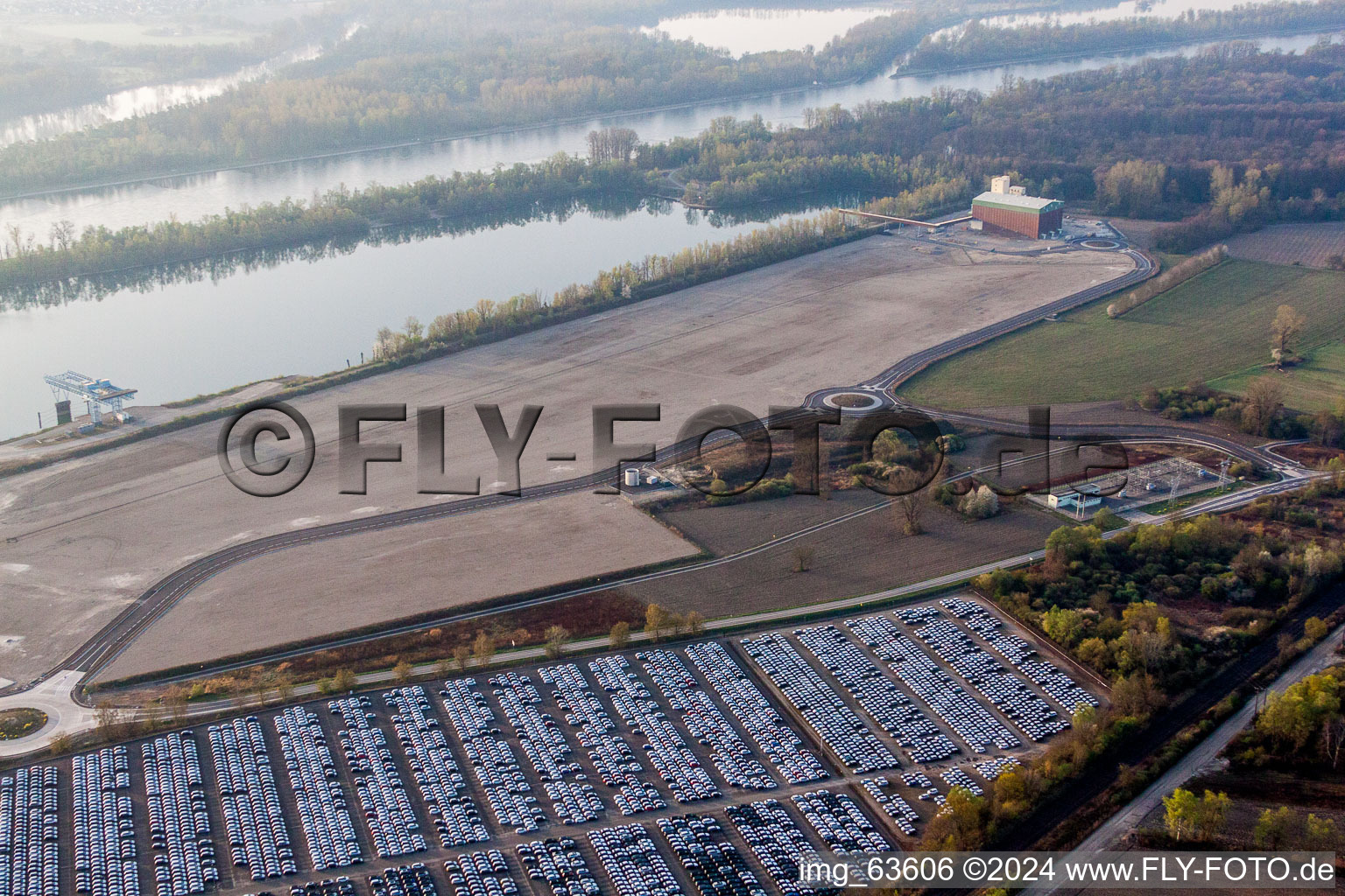 Vue aérienne de Chantier de nouvelles installations portuaires du Port Autonome de Strasbourg au bord du Rhin à Lauterbourg dans le département Bas Rhin, France