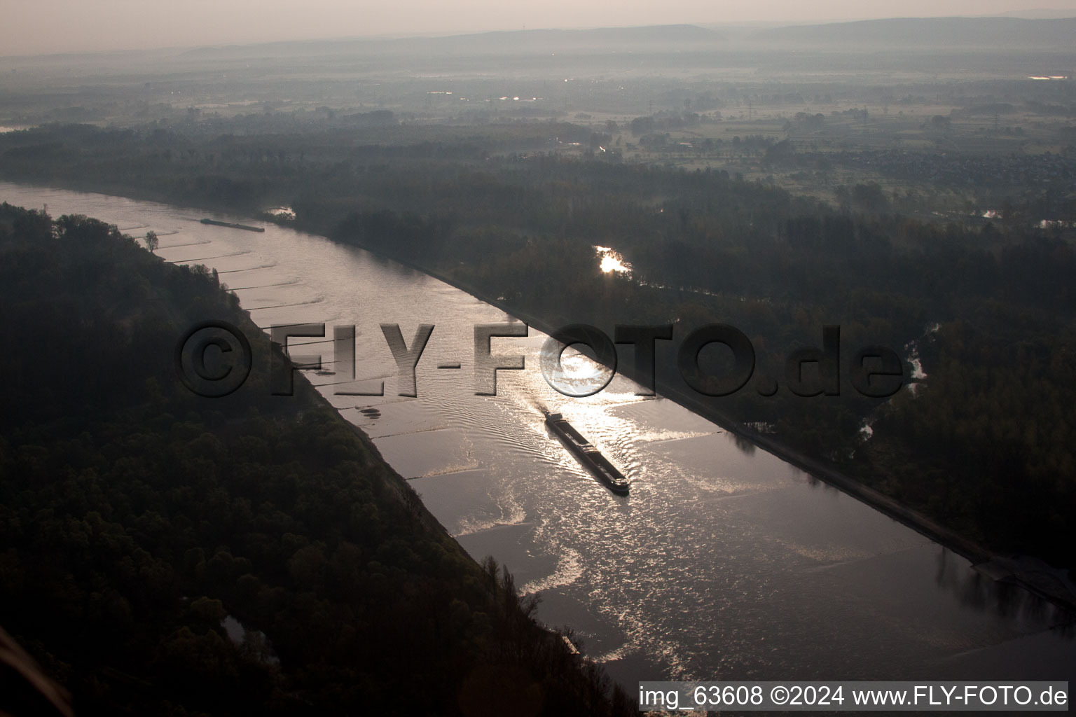 Vue aérienne de Zones riveraines le long du Rhin à Lauterbourg dans le département Bas Rhin, France