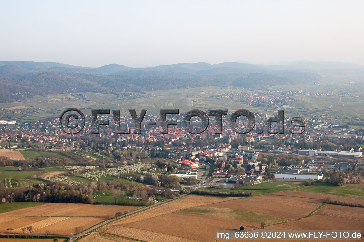 Vue aérienne de Du sud-est à Wissembourg dans le département Bas Rhin, France