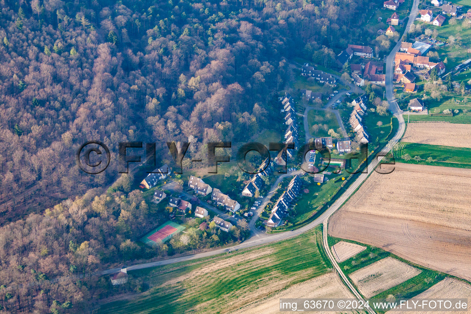 Vue aérienne de Complexe de maisons de vacances Les Chataigners Pffafenbronn à Lembach dans le département Bas Rhin, France