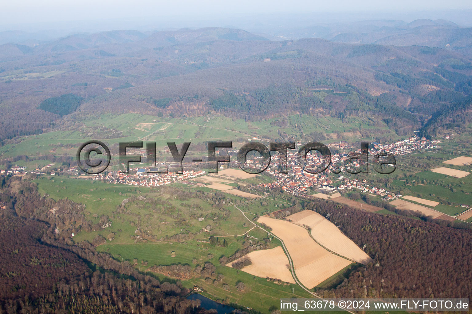 Lembach dans le département Bas Rhin, France du point de vue du drone