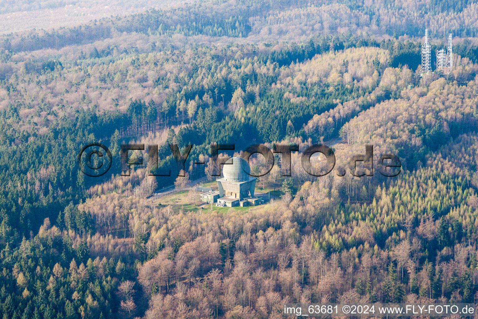 Vue aérienne de Dôme radar sur le bâtiment d'une propriété militaire au Col de Pfaffenschlick à Lampertsloch dans le département Bas Rhin, France