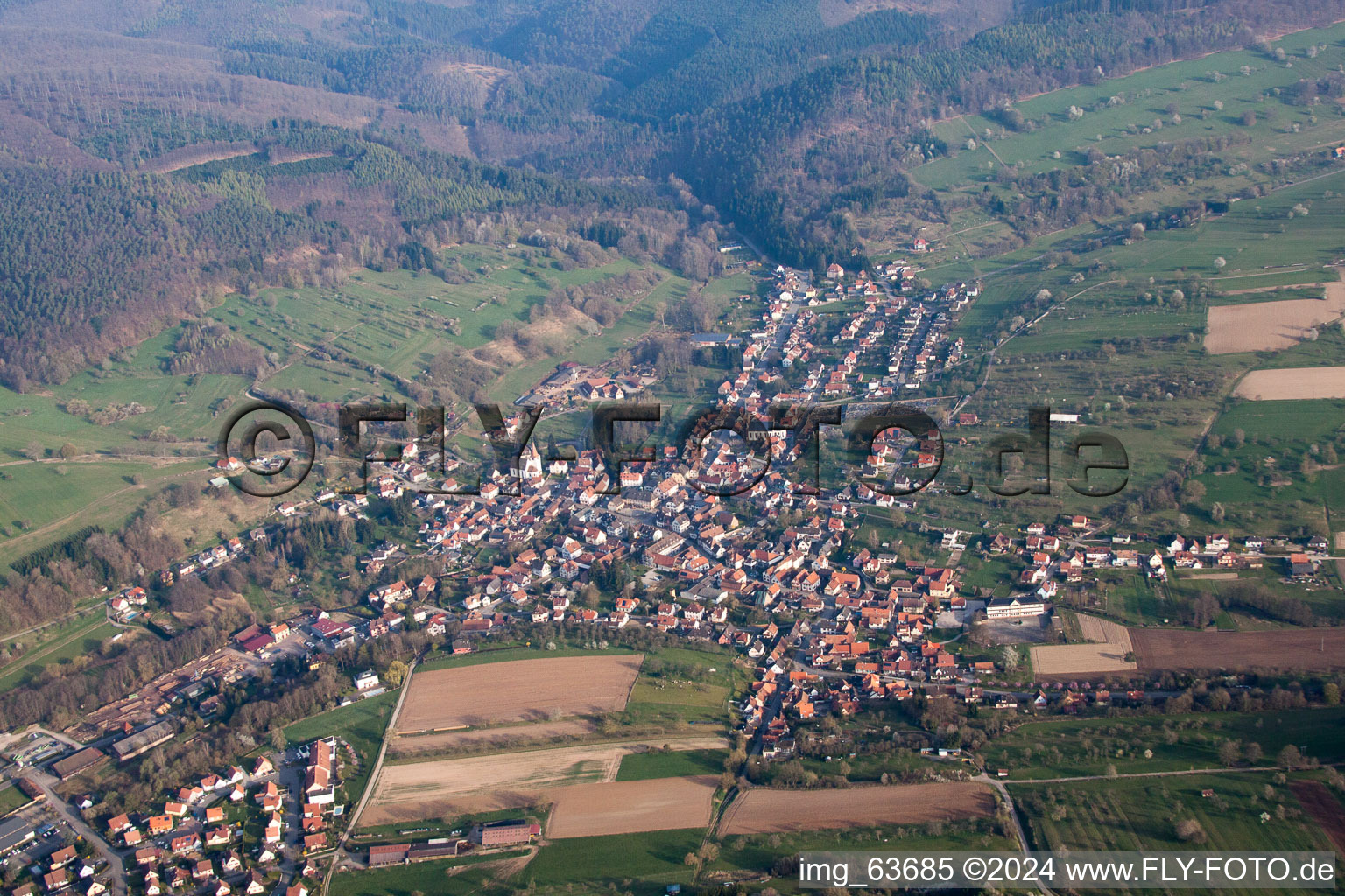 Lembach dans le département Bas Rhin, France vu d'un drone