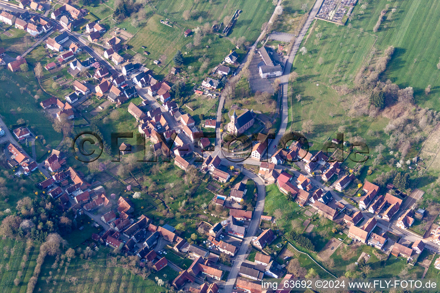 Vue aérienne de Champs agricoles et surfaces utilisables à Langensoultzbach dans le département Bas Rhin, France