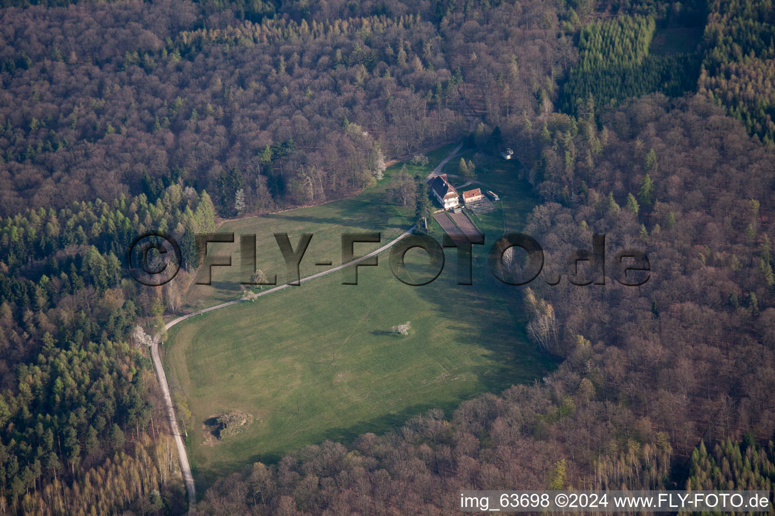 Vue d'oiseau de Nehwiller-près-Wœrth dans le département Bas Rhin, France