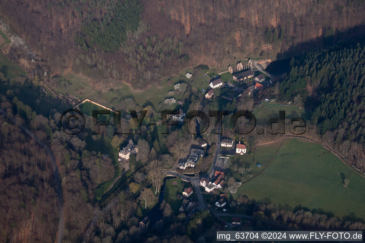 Nehwiller-près-Wœrth dans le département Bas Rhin, France du point de vue du drone