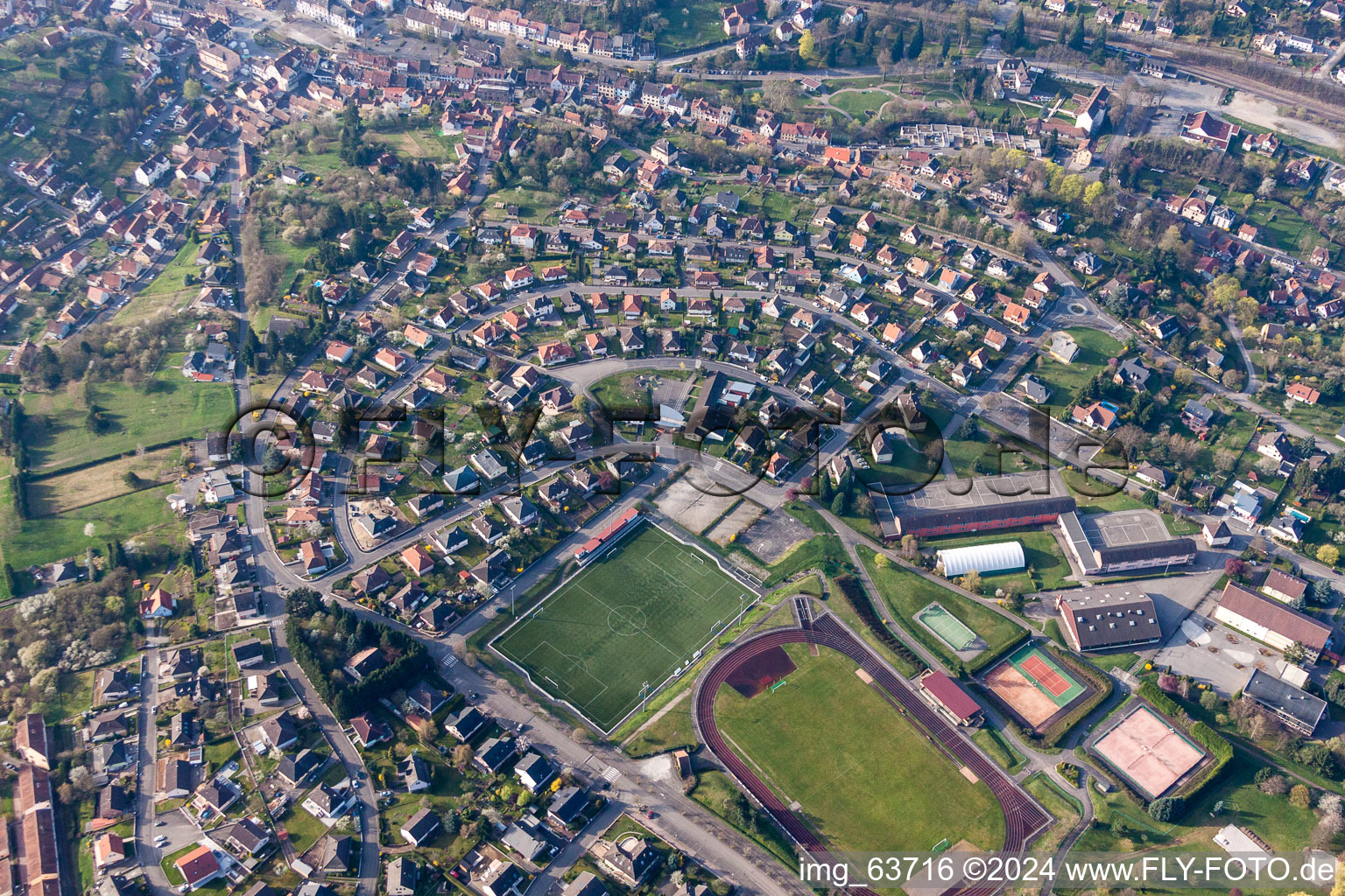Vue aérienne de Ensemble d'installations sportives terrain de football synthétique à Niederbronn-les-Bains dans le département Bas Rhin, France