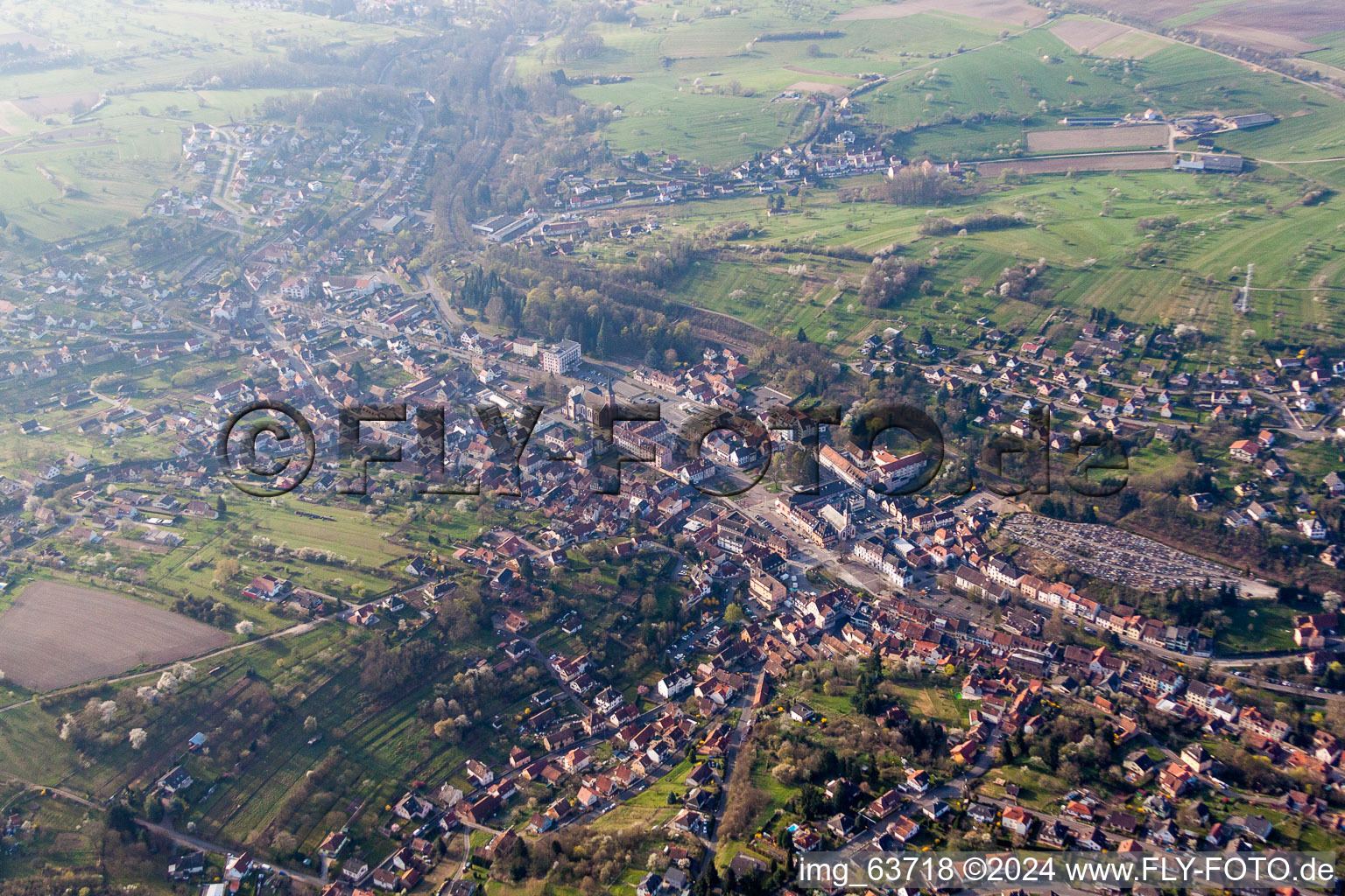 Vue aérienne de Vue des rues et des maisons des quartiers résidentiels à Niederbronn-les-Bains dans le département Bas Rhin, France