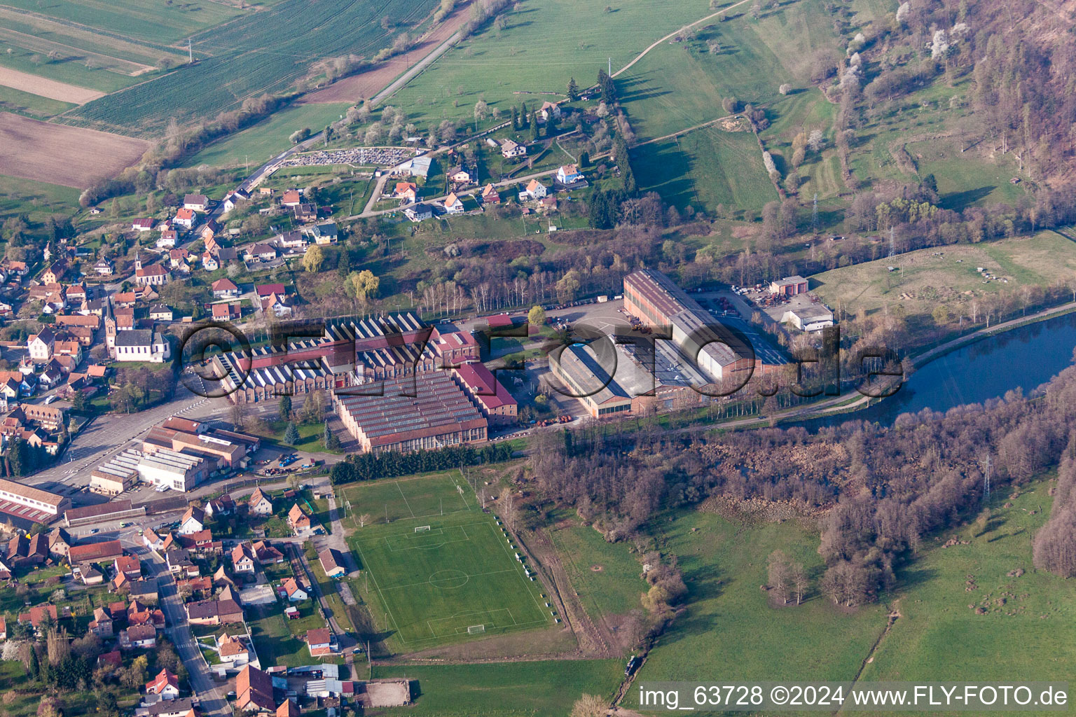 Vue aérienne de Locaux de l’usine De Dietrich Process Systems à Zinswiller dans le département Bas Rhin, France