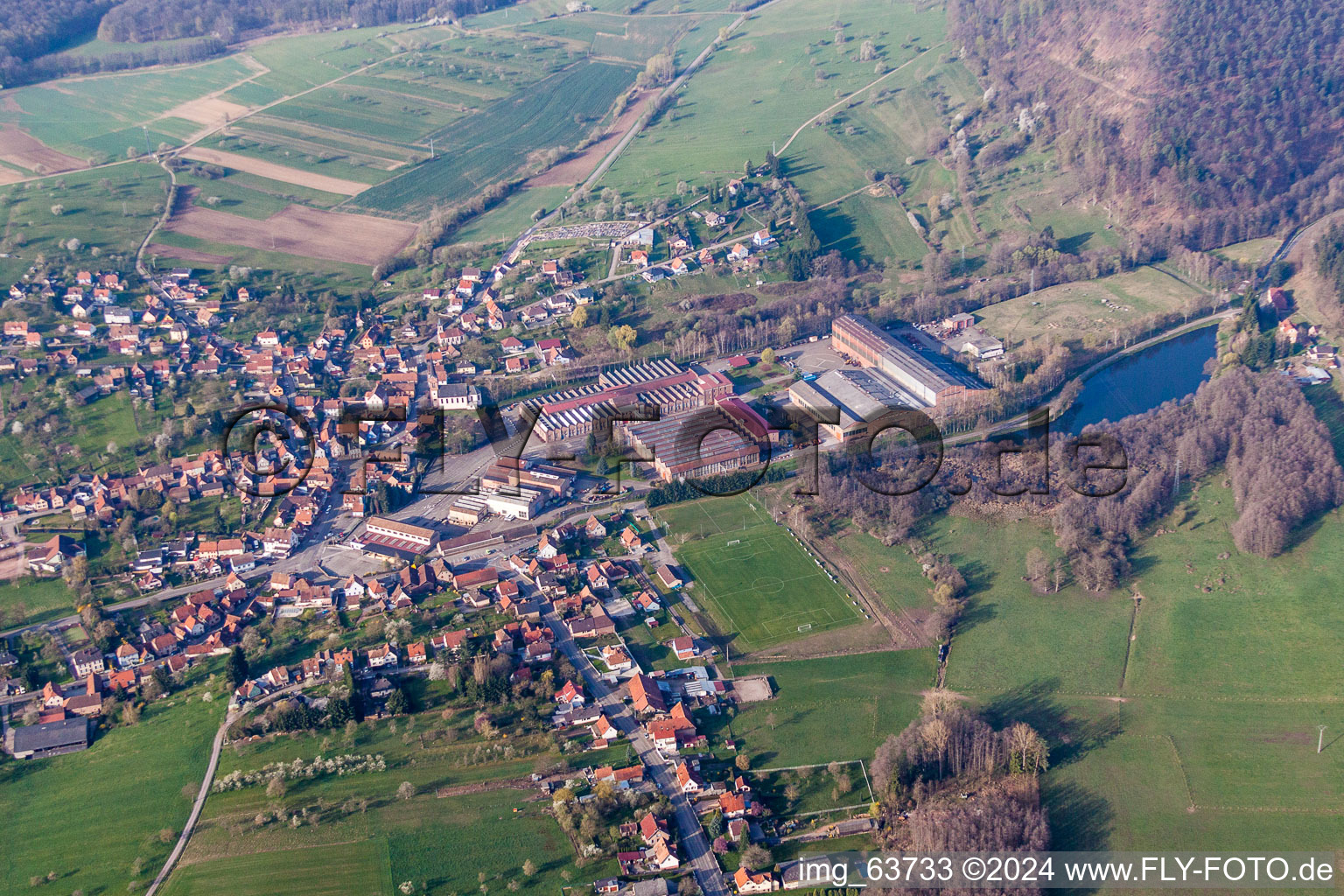 Vue aérienne de Locaux de l’usine De Dietrich Process Systems à Zinswiller dans le département Bas Rhin, France