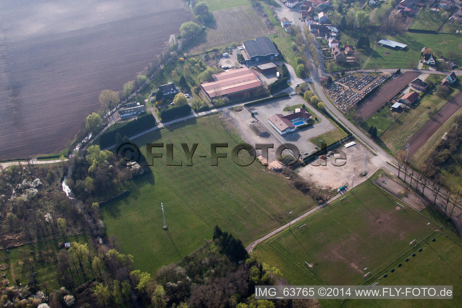 Vue aérienne de Stade municipal à Durrenbach dans le département Bas Rhin, France