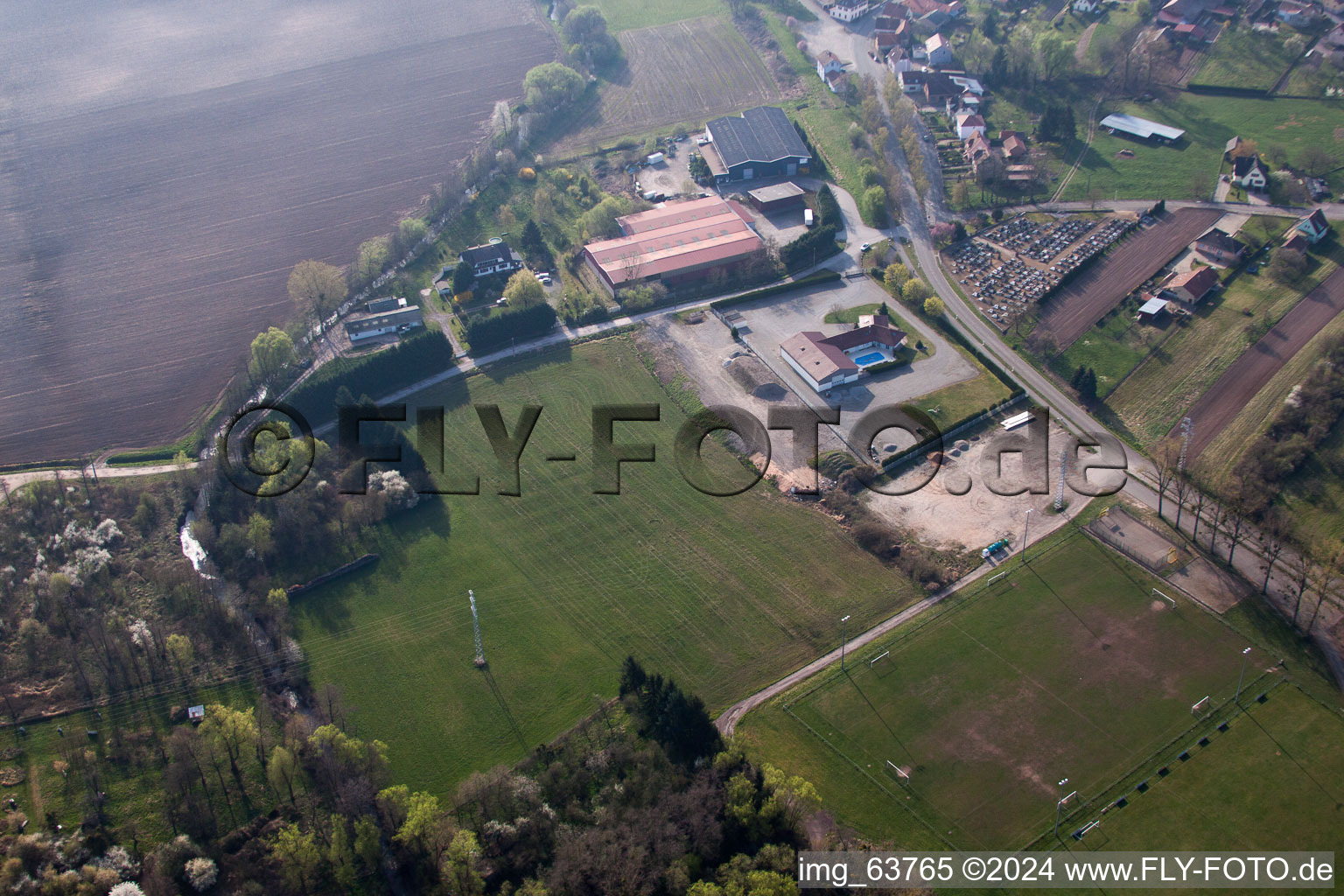 Vue aérienne de Stade municipal à Durrenbach dans le département Bas Rhin, France