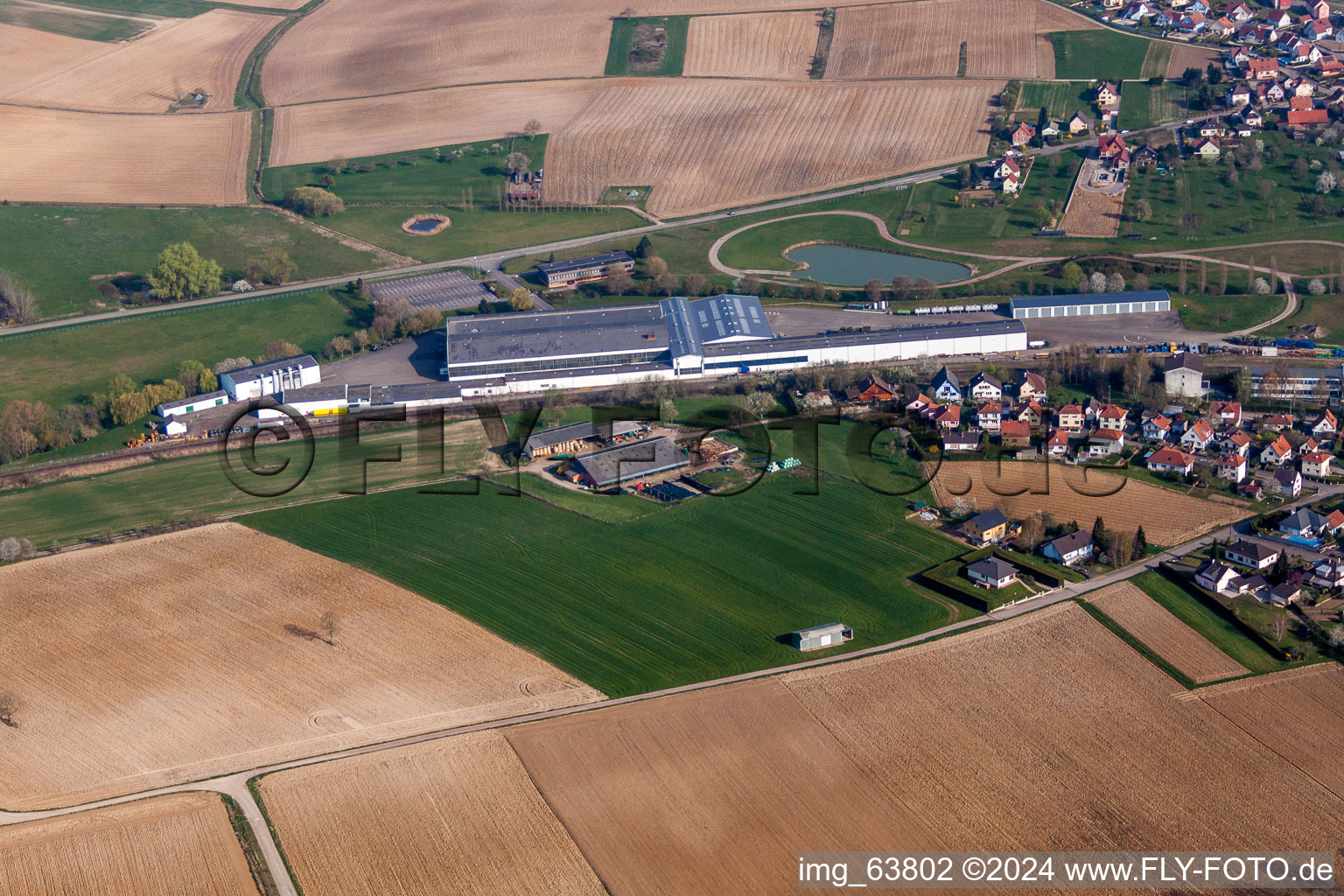 Vue aérienne de Halles de production à Soultz-sous-Forêts à Soultz-sous-Forêts dans le département Bas Rhin, France