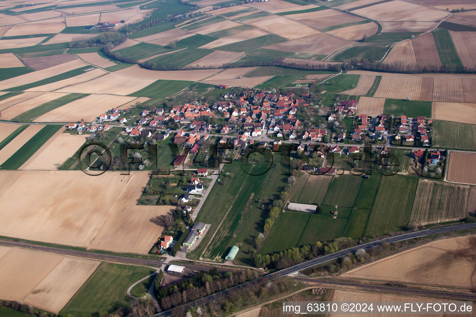 Vue aérienne de Vue sur le village à Hoffen dans le département Bas Rhin, France