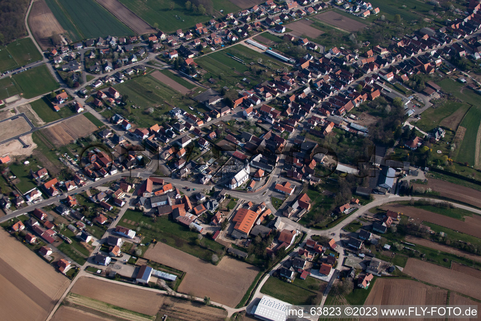 Niederlauterbach dans le département Bas Rhin, France du point de vue du drone