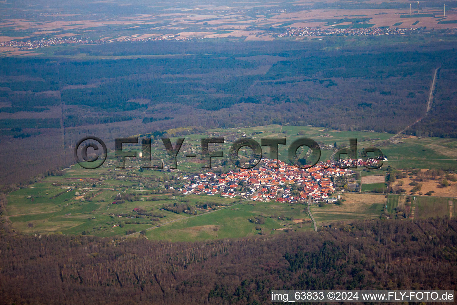 Vue sur le village à le quartier Büchelberg in Wörth am Rhein dans le département Rhénanie-Palatinat, Allemagne hors des airs