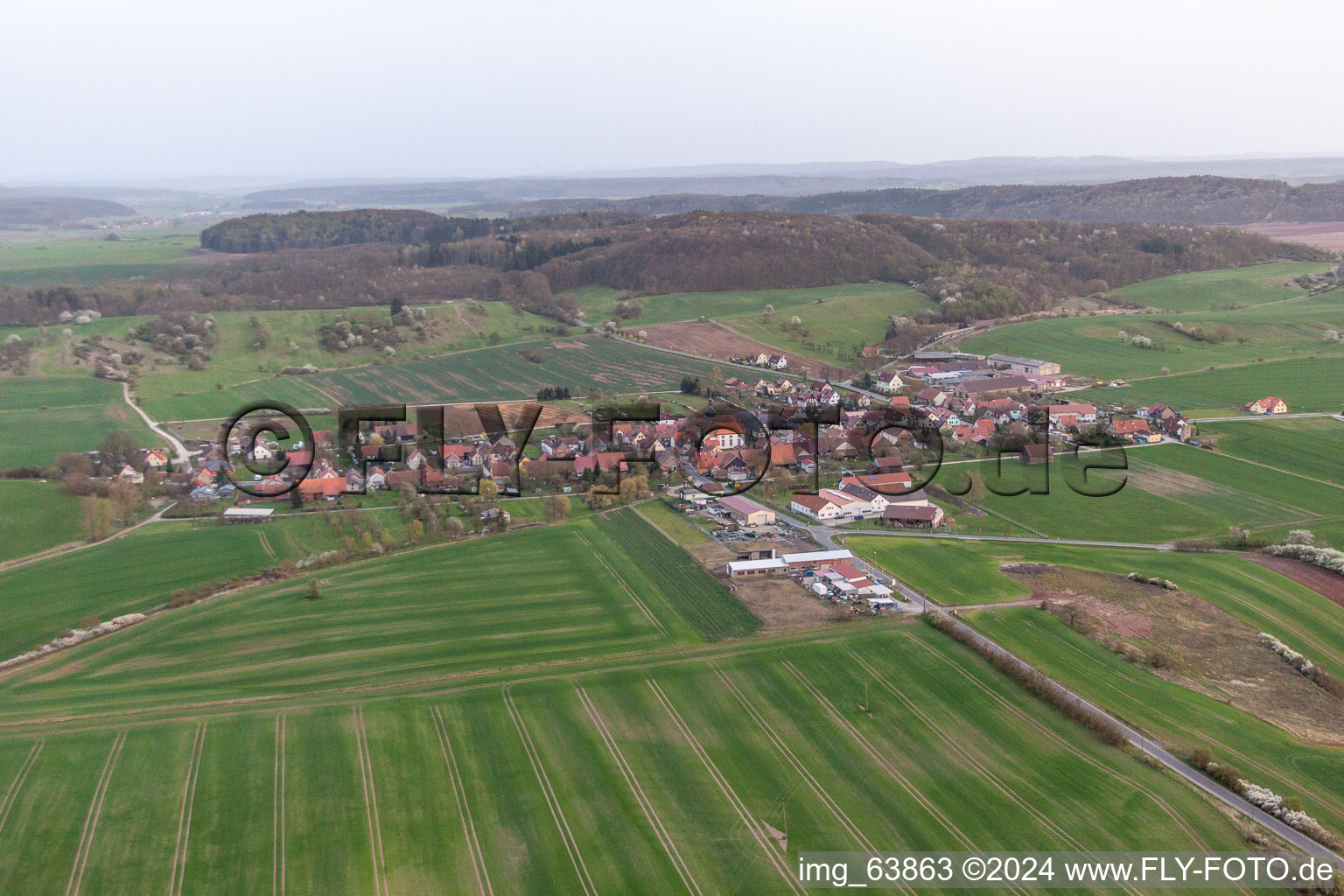 Vue aérienne de Vue sur le village à le quartier Linden in Straufhain dans le département Thuringe, Allemagne