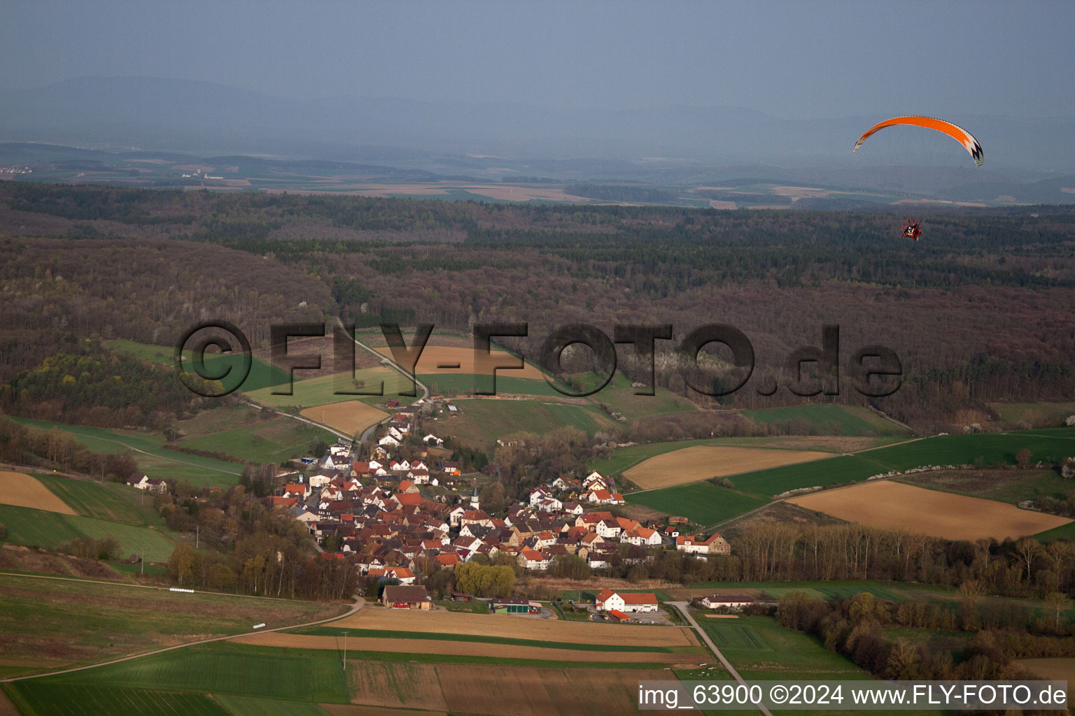 Vue aérienne de Höchheim dans le département Bavière, Allemagne