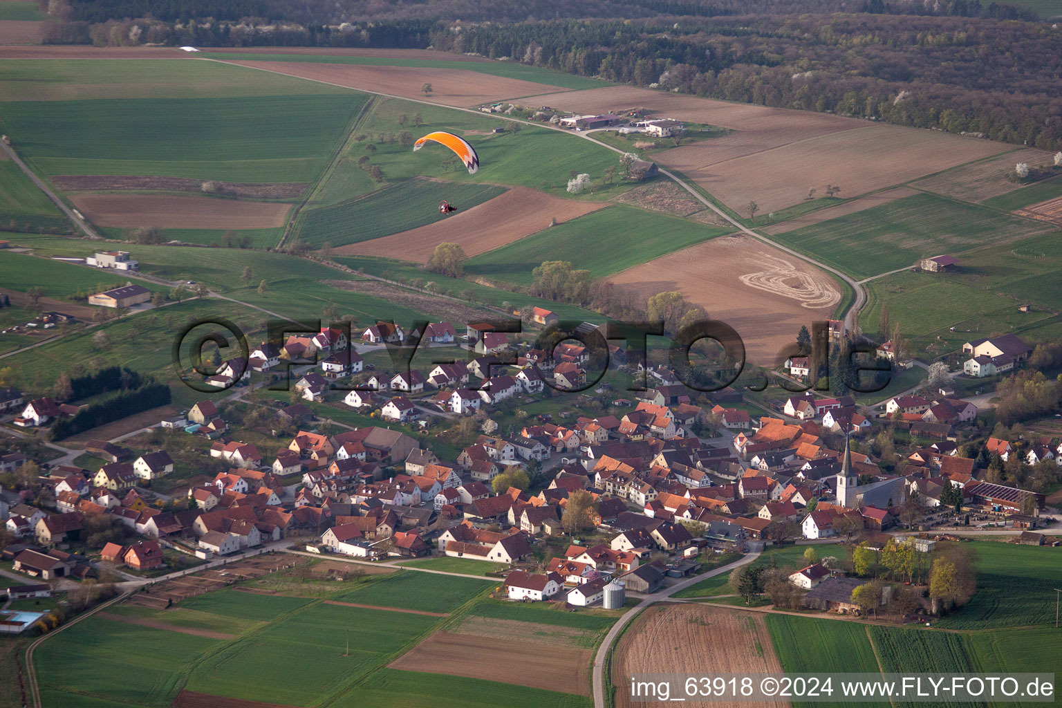Vue aérienne de Champs agricoles et surfaces utilisables à Wargolshausen dans le département Bavière, Allemagne