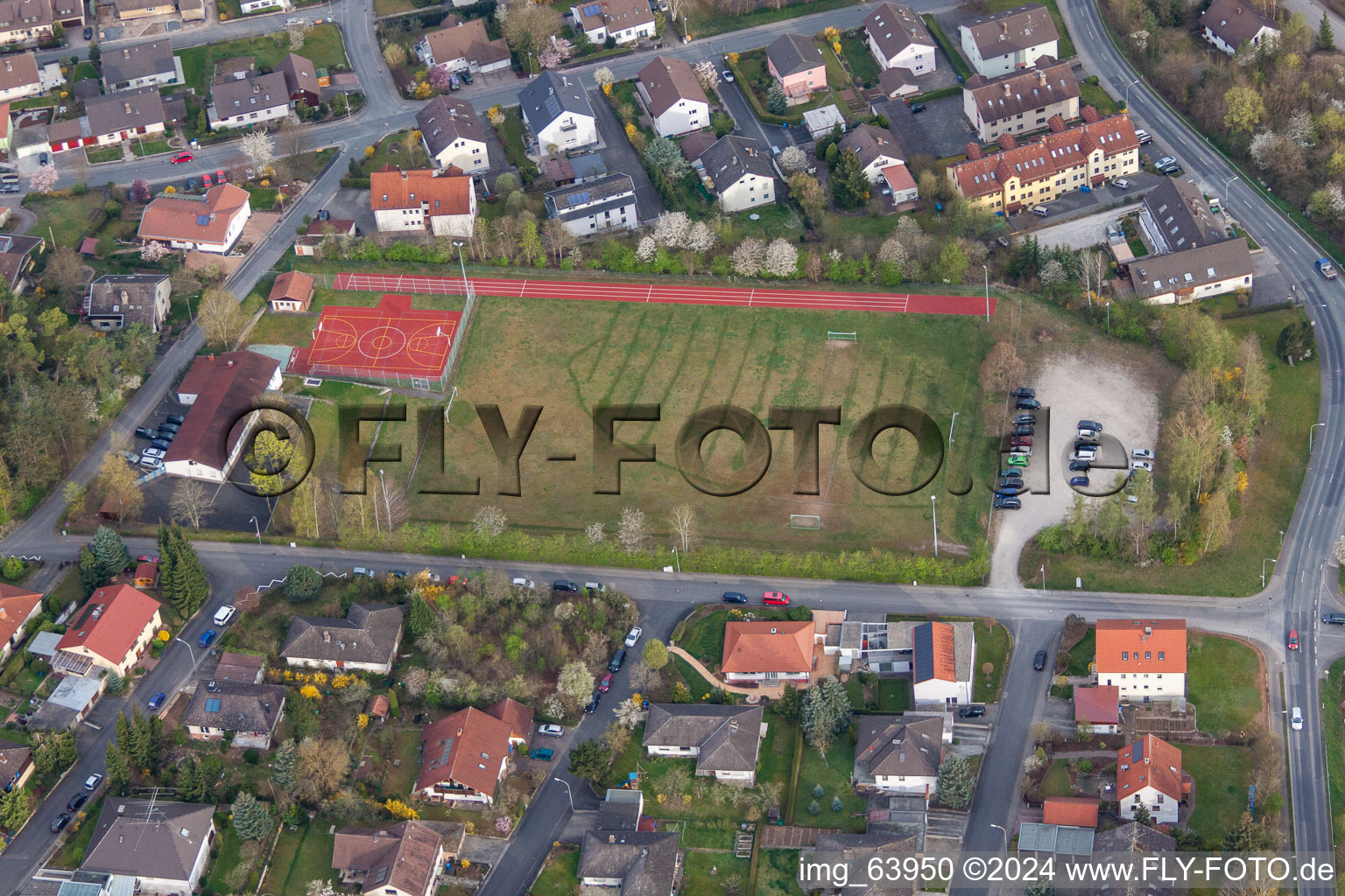 Vue aérienne de Terrain de sport à le quartier Herschfeld in Bad Neustadt an der Saale dans le département Bavière, Allemagne