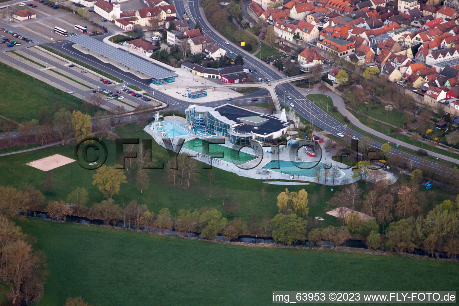 Vue aérienne de Bad Neuhaus an der Saale dans le département Bavière, Allemagne