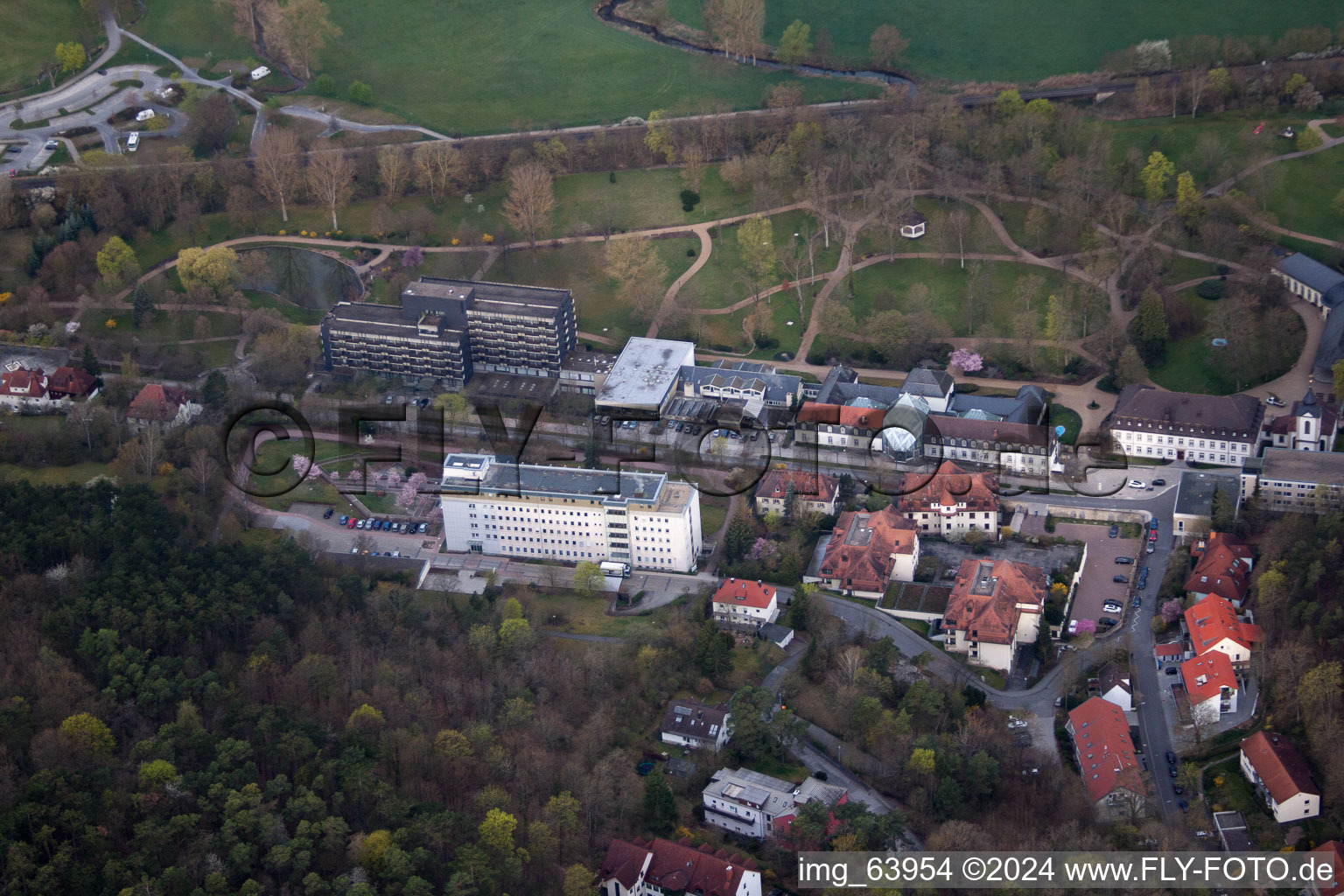 Vue aérienne de Terrain de l'hôpital Rhön-Klinikum à le quartier Herschfeld in Bad Neustadt an der Saale dans le département Bavière, Allemagne