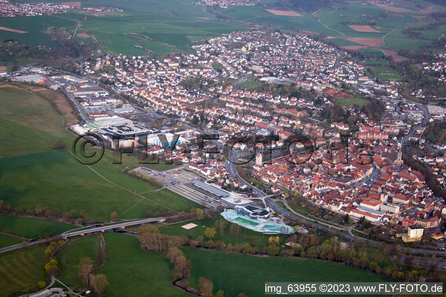 Vue aérienne de Bad Neuhaus an der Saale dans le département Bavière, Allemagne