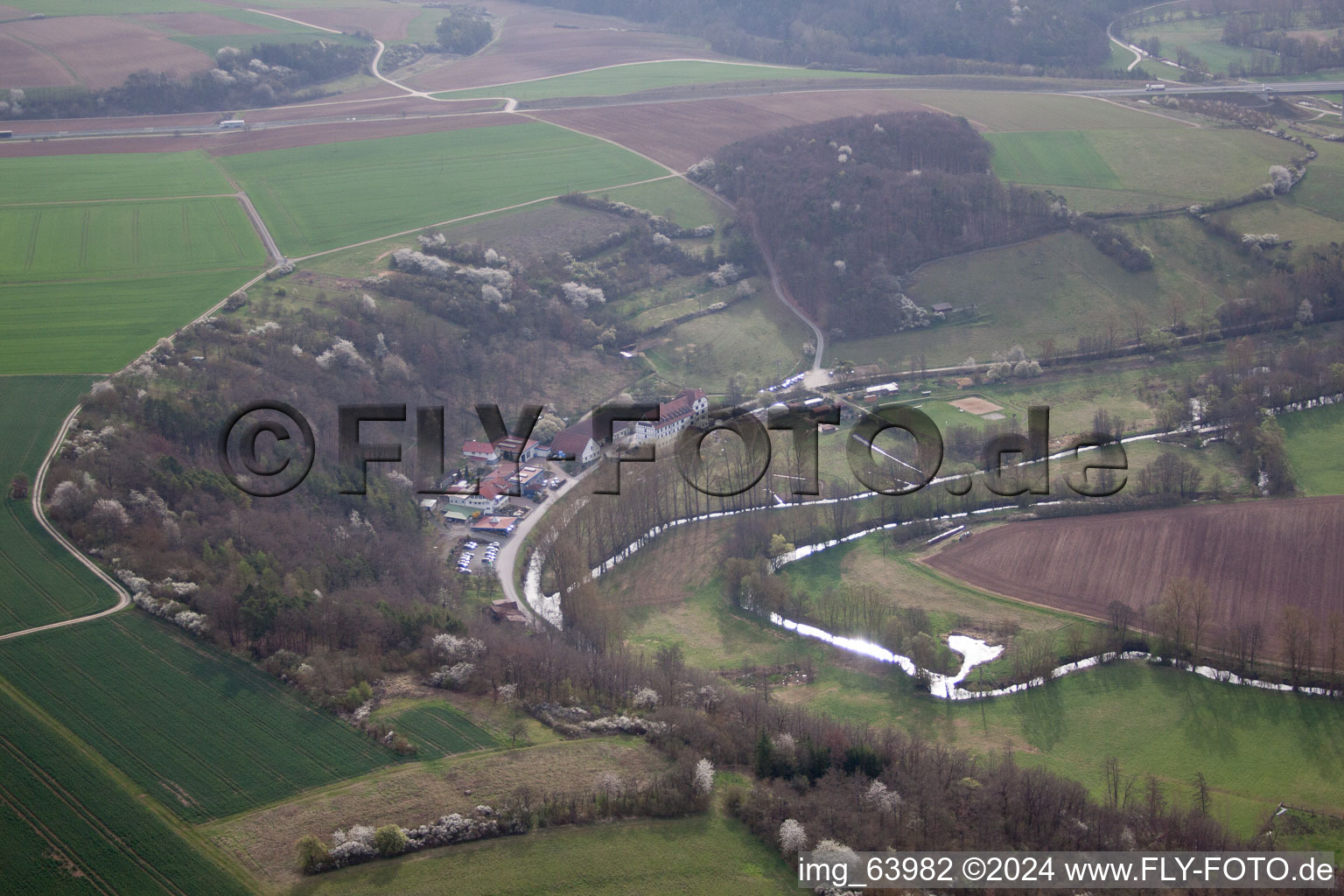 Vue d'oiseau de Hollstadt dans le département Bavière, Allemagne