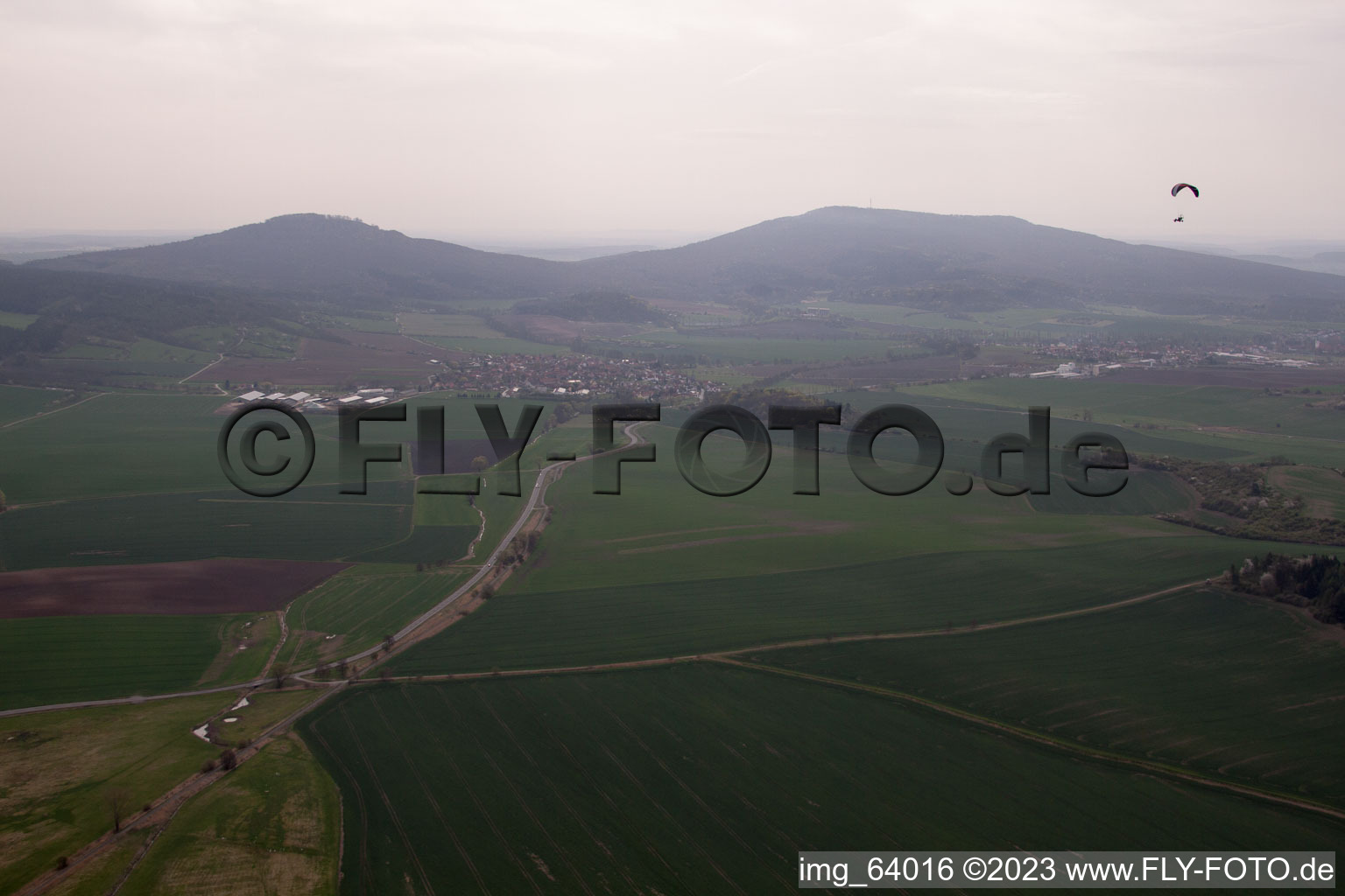 Vue aérienne de Voler autour du Gleichberge à Westenfeld dans le département Thuringe, Allemagne
