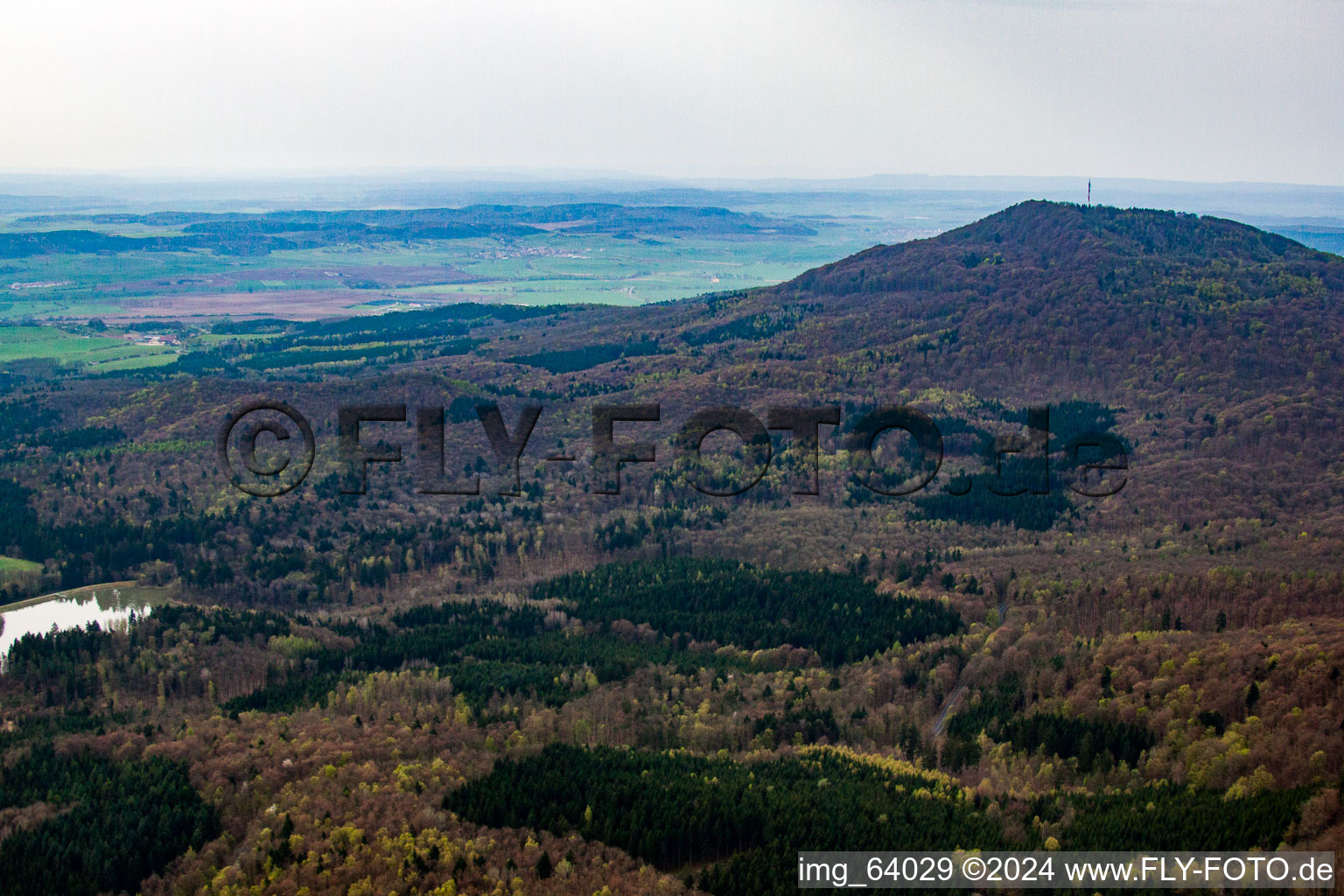 Vue aérienne de Gleichberge à Zeilfeld dans le département Thuringe, Allemagne