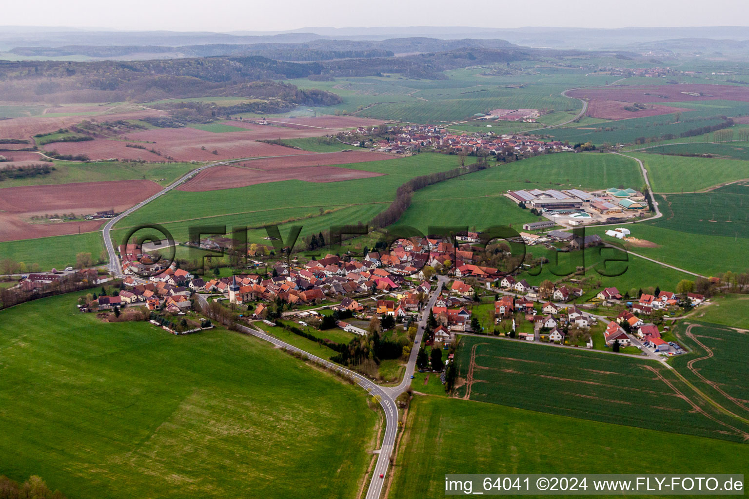 Vue aérienne de Champs agricoles et surfaces utilisables à Simmershausen dans le département Thuringe, Allemagne