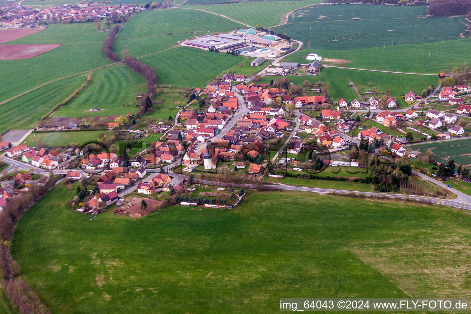 Vue aérienne de Champs agricoles et surfaces utilisables à Simmershausen dans le département Thuringe, Allemagne