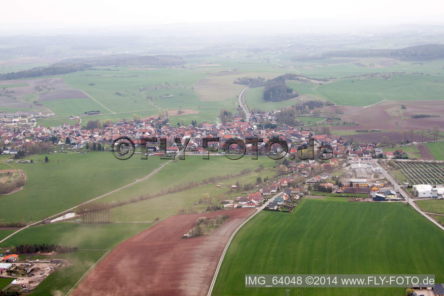 Vue aérienne de Champs agricoles et surfaces utilisables à Straufhain dans le département Thuringe, Allemagne