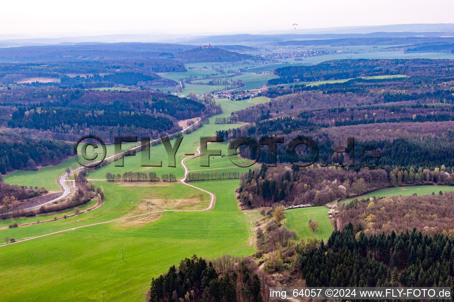 Vue aérienne de Prairies dans le champ funéraire à le quartier Seidingstadt in Straufhain dans le département Thuringe, Allemagne