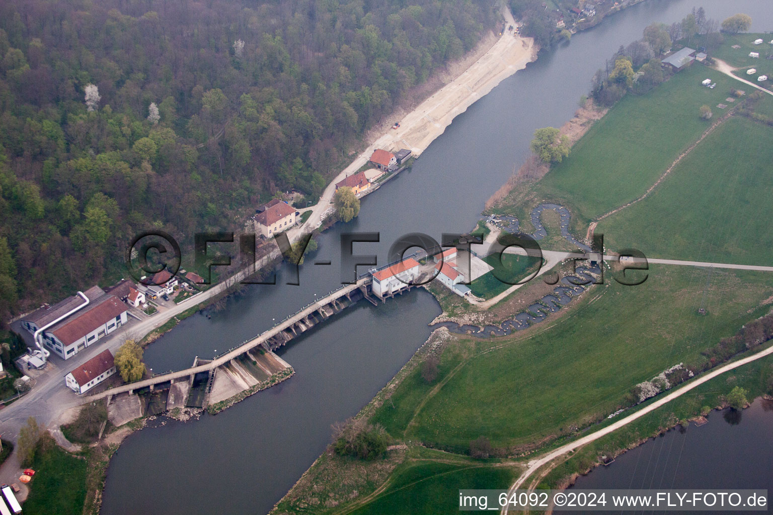 Vue aérienne de Systèmes d'écluses sur les berges de la voie navigable Principale à le quartier Schönbrunn in Bad Staffelstein dans le département Bavière, Allemagne