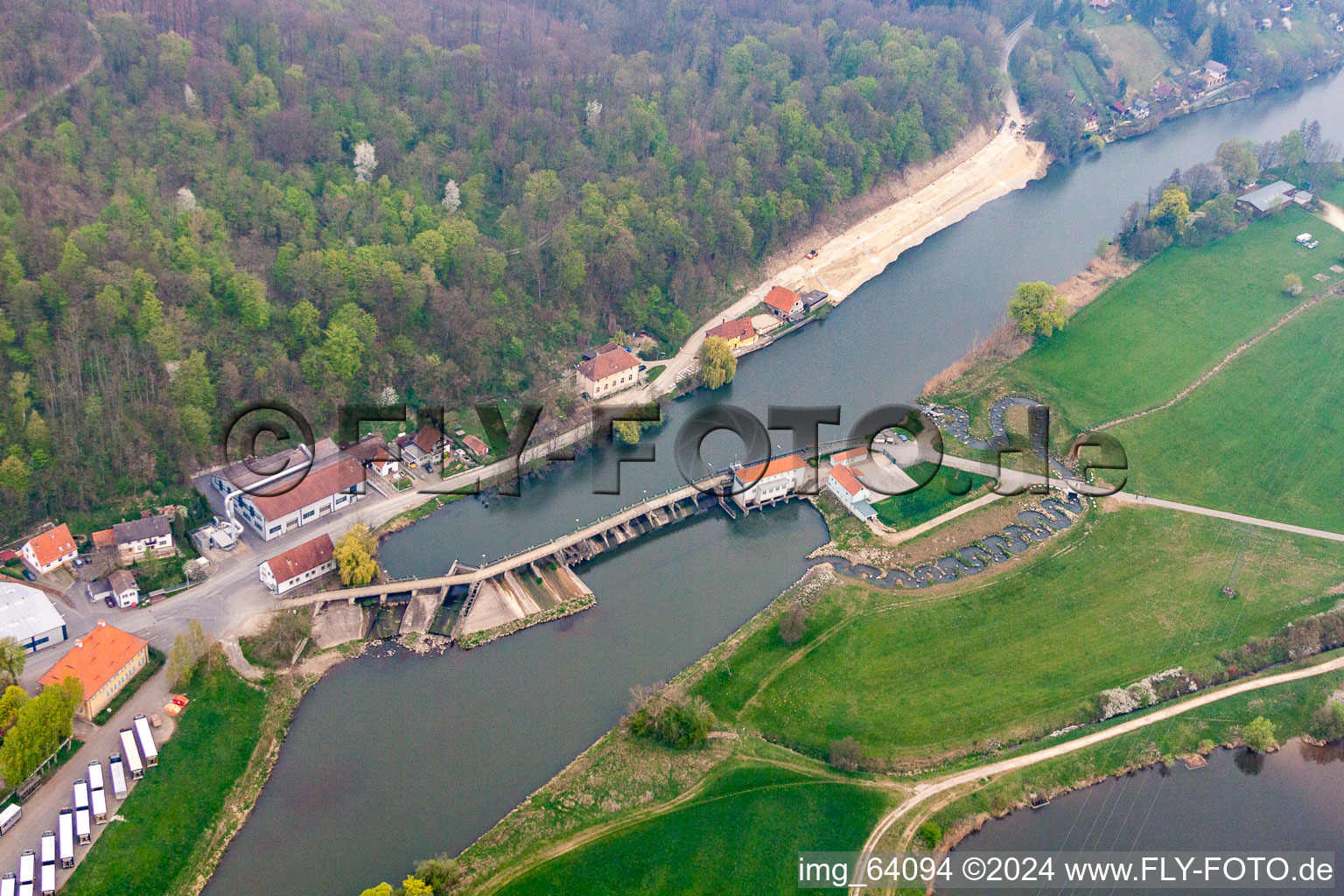 Vue aérienne de Systèmes d'écluses sur les rives de la voie navigable principale dans le quartier de Hausen à le quartier Schönbrunn in Bad Staffelstein dans le département Bavière, Allemagne