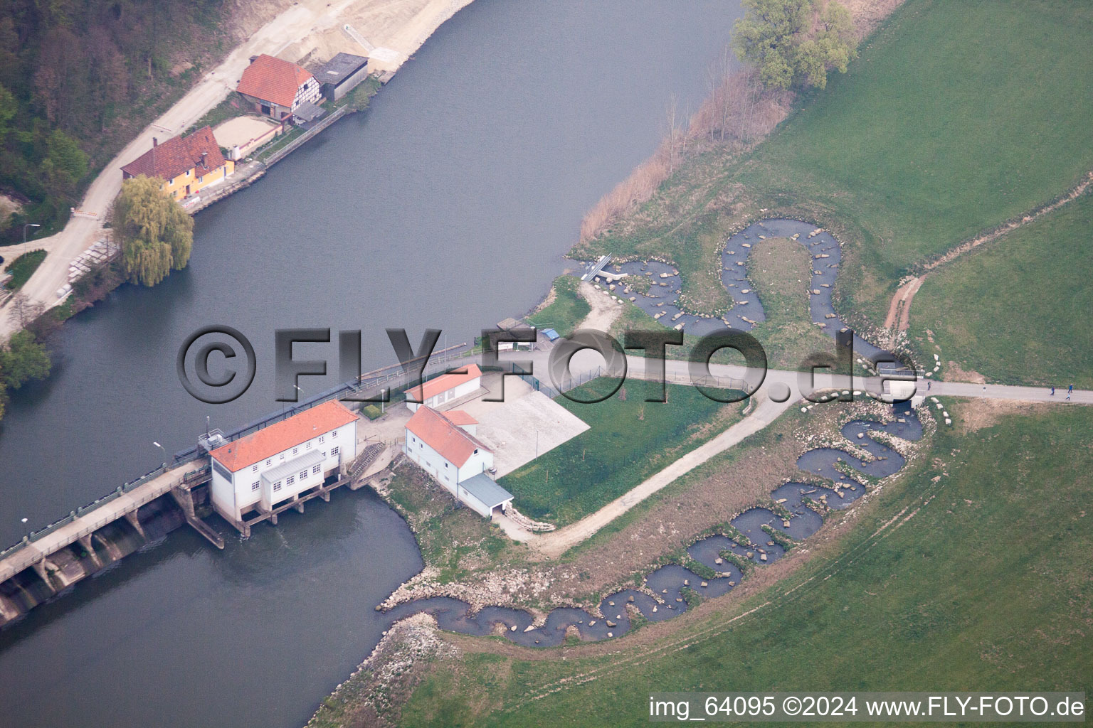 Vue aérienne de Systèmes d'écluses sur les berges de la voie navigable Principale à le quartier Schönbrunn in Bad Staffelstein dans le département Bavière, Allemagne