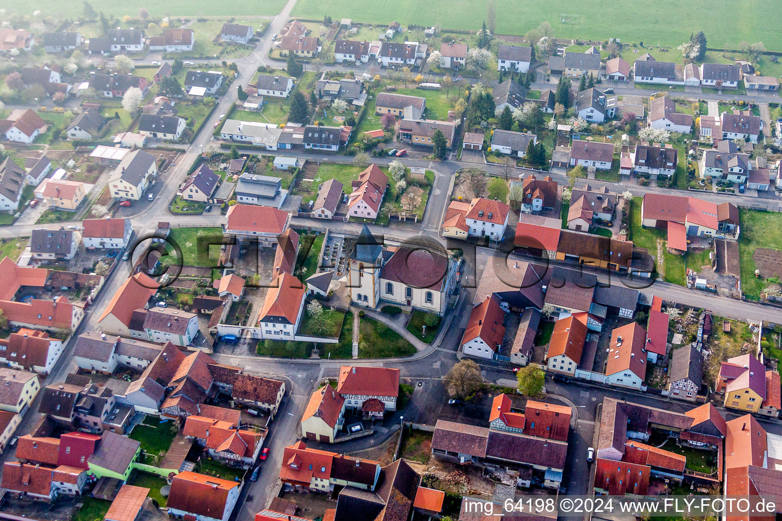 Vue aérienne de Bâtiment d'église au centre du village à Sulzdorf an der Lederhecke dans le département Bavière, Allemagne