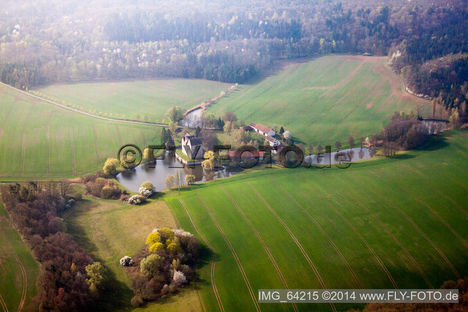 Vue aérienne de Bâtiments et installations du parc du château du château avec douves de Brennhausen dans le quartier de Brennhausen. Le château de Brennhausen est bien conservé et ne peut être vu que de l'extérieur à Sulzdorf an der Lederhecke dans le département Bavière, Allemagne